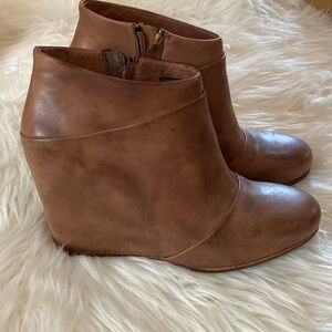 UGG Carmine booties Women’s size 9. GUC. Brown leather.